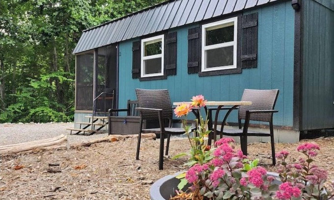 Silver Point Cabin | Top-Rated Glamping Tiny Home by Center Hill Lake