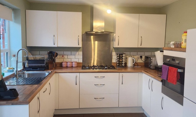 Wolverhampton House | Glamshouse: A Family-Friendly Retreat with Spa & Hot Tub