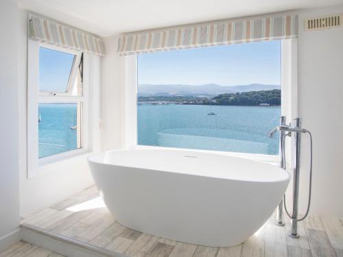 Menai Bridge House | Comfortable Glan Dwr Bach: Pet & Child Friendly Retreat