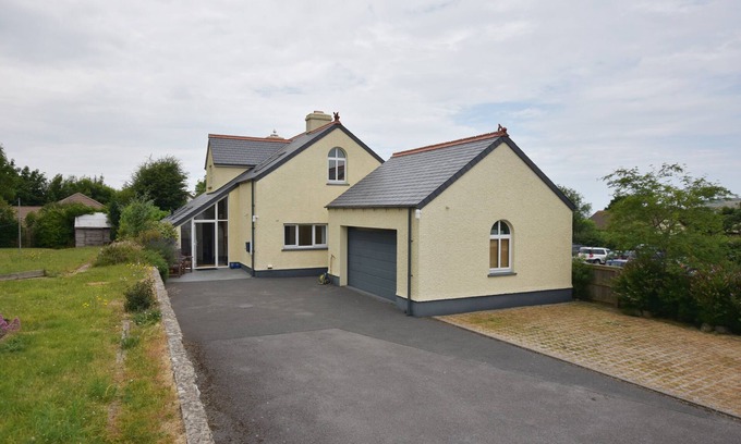 Newport Cottage | Pet-Friendly GLAN HELYG with Garden in Newport, Pembrokeshire