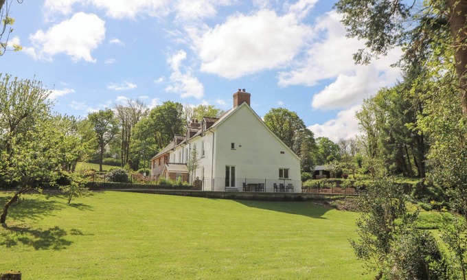 Felindre Farchog Cottage | GLANDUAD FAWR, pet friendly, with open fire in Newport, Pembrokeshire
