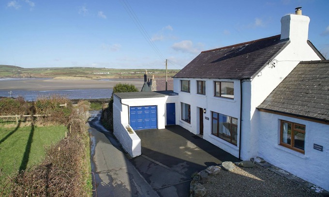 Newport Cottage | Family-Friendly Glandwr, Newport - Four Bedroom Retreat