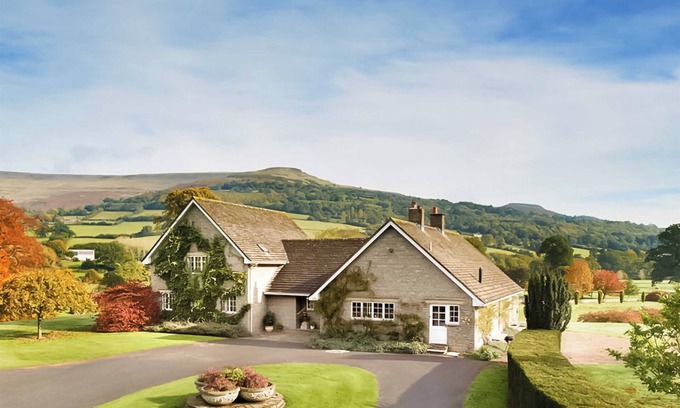 Crickhowell Cottage | Glanusk Lodge: Ideal Retreat for Families and Groups