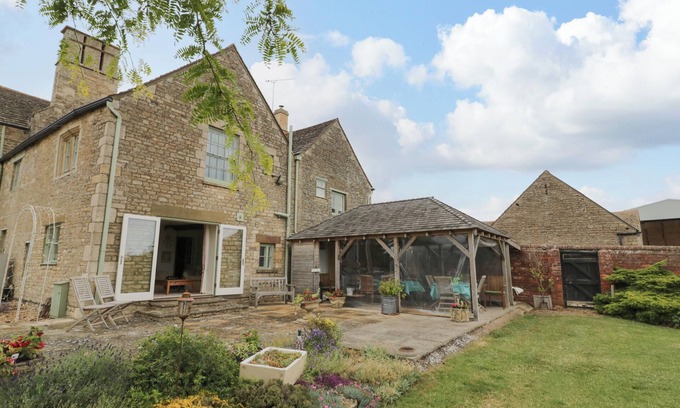 Fotheringhay House | Discover GLAPTHORN MANOR: Pet-Friendly Character Cottage