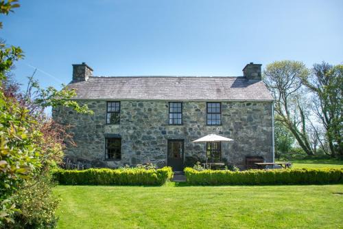 Rhyd-y-clafdy House | Discover Glasfryn Fawr: Pet-Friendly Retreat Awaits
