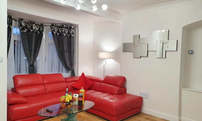 Glasgow Apartment | Modern 3-Bedroom Villa in Glasgow - Child Friendly Stay