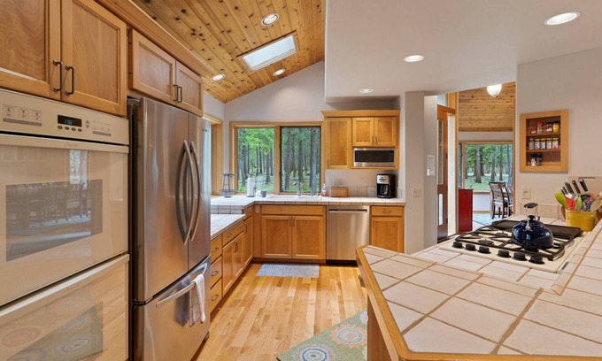 Black Butte Ranch House | Inviting Glaze Meadow 376: Pet-Friendly Retreat with Pool