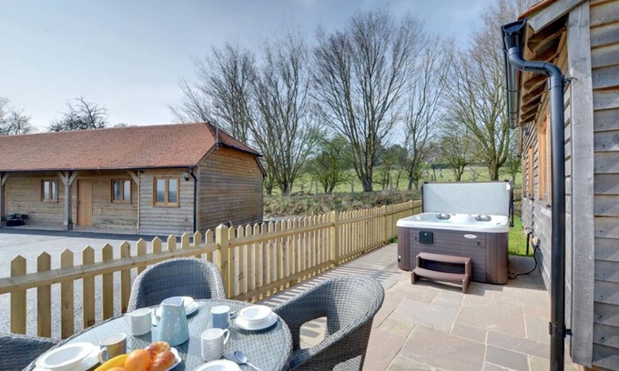 Stone in Oxney House | Glebe Cottage: Cozy Two Bedroom House with Hot Tub