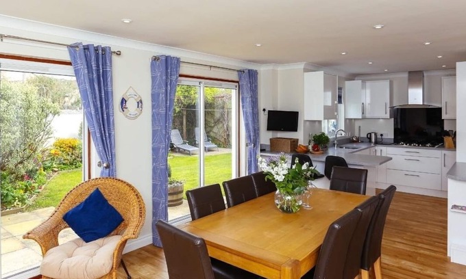 Aveton Gifford House | Family-Friendly Glebe House with Ocean View in Bigbury-On-Sea