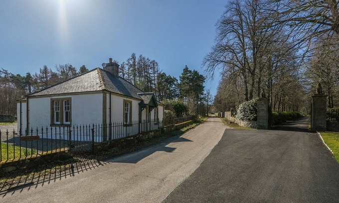Ardgay Cottage | Gledfield Gate Lodge: Cozy Cottage with Lake View Amenities