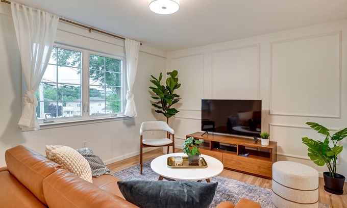 Glen Cove Apartment | Glen Cove Vacation Rental - Steps from Downtown & Family Friendly
