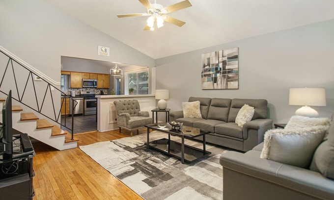 Glen Ellyn House | Pet-Friendly Glen Ellyn FHS Rental with Pool & Breakfast