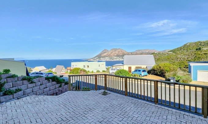 Fish Hoek Apartment | Glen Marine Studio Mountain & Coastal Stay