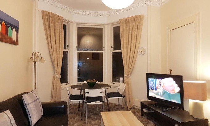Port Glasgow Apartment | Cozy Glen View Apartments with Breakfast and Family Perks