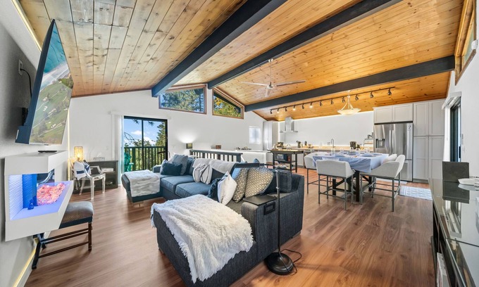 Fern Valley Cabin | Glen View Retreat: Spa, Fireplaces & Fun Activities Await!