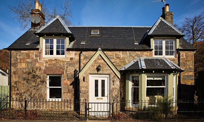 St Fillans House | Glenalbyn Cottage: Pet-Friendly Retreat with Ocean Views