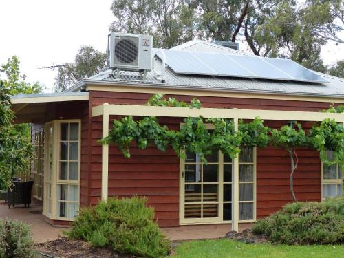 Yelta House | Family-Friendly Glenbar Cottage Yelta: Rated 9.7/10
