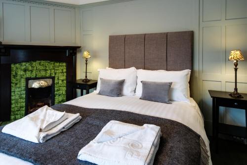 Crianlarich House | Inviting Glenbruar House: Family-Friendly with Hot Tub