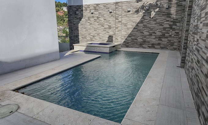 Glencoe House | Inviting Glencoe Townhome with Loft, Pool, and Spa