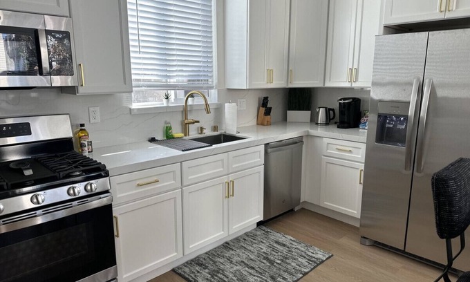 Glendale House | Exceptional Glendale Gem: Modern 2BR House with Private Patio