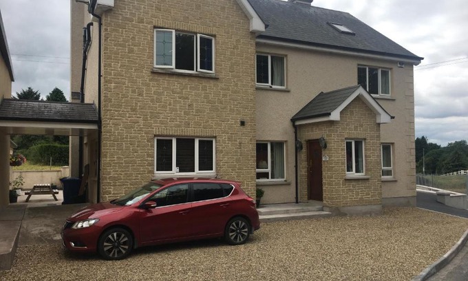 Monaghan Bed & Breakfast | Comfortable Glendale House: Highly Rated with Breakfast Included