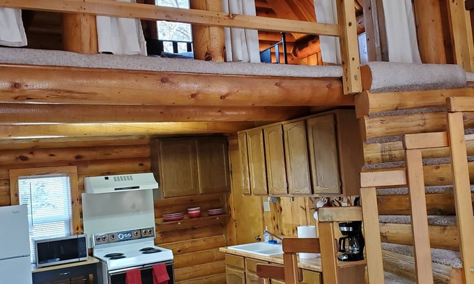 Glendo Cabin | Lakeview Glendo Log Home with Oceanfront Amenities