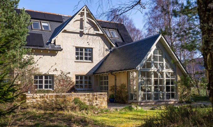 Kingussie Cottage | Perfect Glenfeshie House: Family-Friendly Stay for 10
