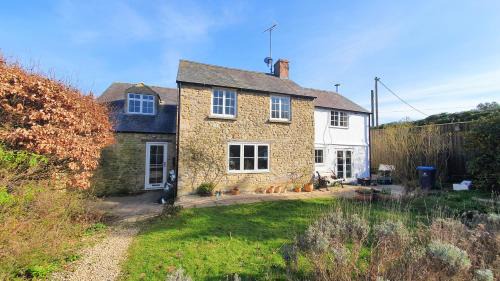Witney House | Glenfield Cottage: Secluded Retreat in Oxfordshire Countryside