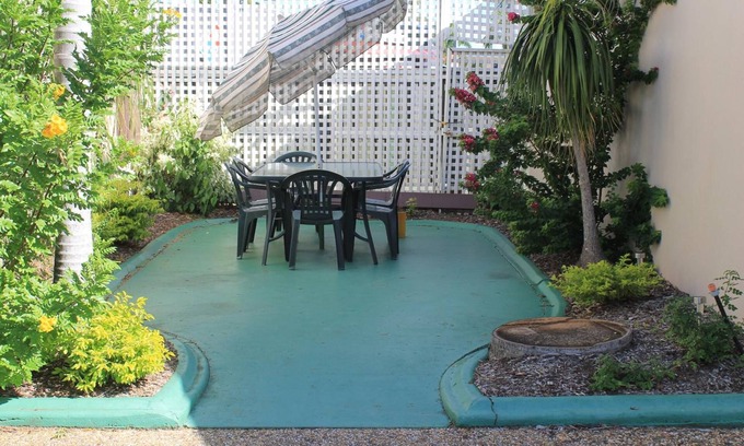 Norman Gardens Hotel | Relax at Glenmore Palms Motel - Rated 8.8/10 with Pool & Breakfast
