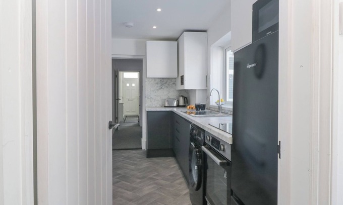 Plymouth Cottage | Relax at GLENMORE: Garden Retreat in Plymouth