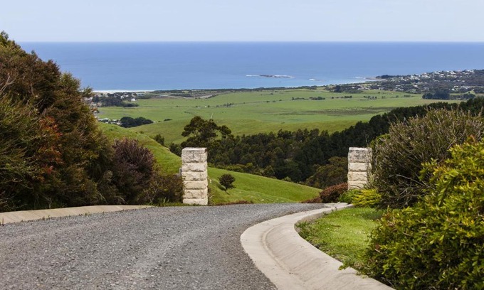 Apollo Bay Villa | Discover Glenoe Cottages: 4-Star Retreat with Perfect Rating