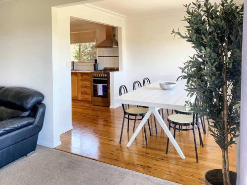 Kooringal House | Spacious 4BR Retreat with Scenic Lake Views