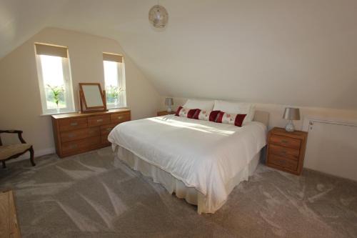 St Brides House | Gorgeous Glenside Cottage with Hot Tub and Ocean Views