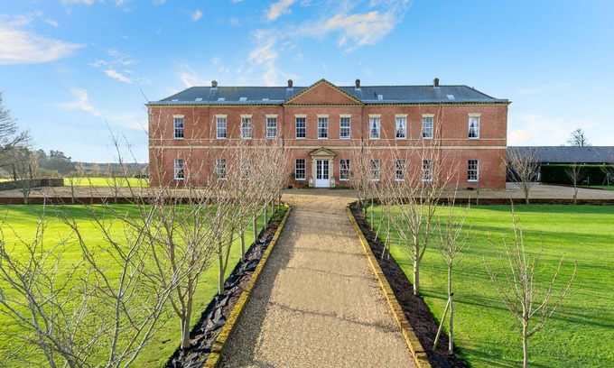 Glentham House | Ideal Getaway at Glentworth Hall for 33 Guests