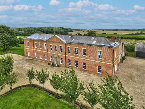 Glentham House | Discover Glentworth Hall: Family & Pet-Friendly Retreat
