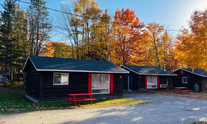 Algoma District Resort | Pet-Friendly Glenview Cottages with Pool and Hot Tub