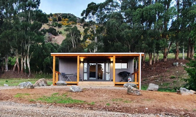 Akaroa Bed & Breakfast | Discover Glenwood Akaroa Bush Retreat: Totara Hut Escape