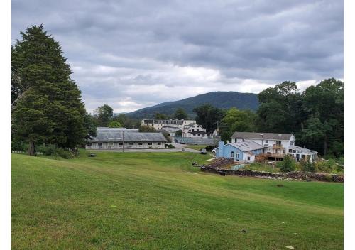 Delaware Water Gap Hotel | Comfortable Glenwood Inn with Pool & Pet-Friendly Options