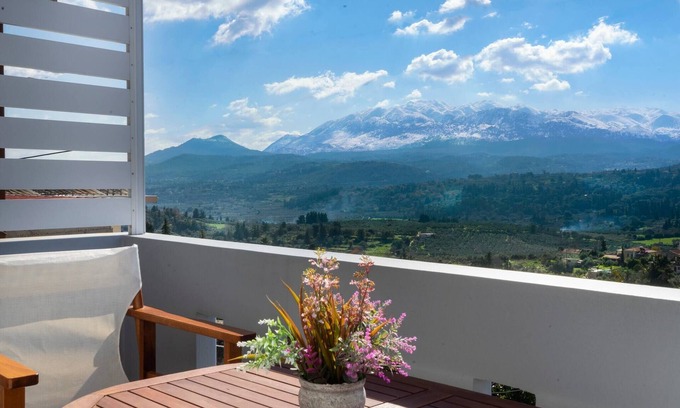 Nipos Apartment | Glikanisos House Nipos: Perfect Retreat for Hikers & Families
