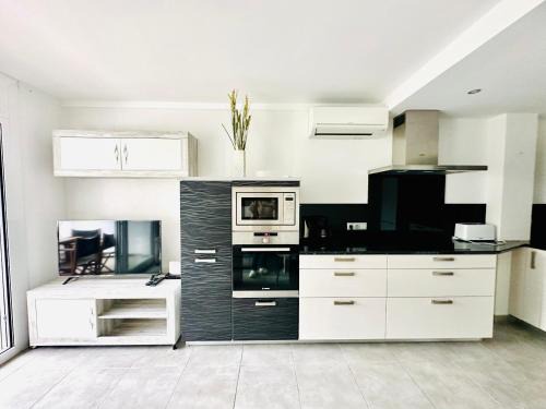 Roses Town Center Apartment | Pet-Friendly Retreat at GLOBAL-IMMO 3363 with 9.7 Rating