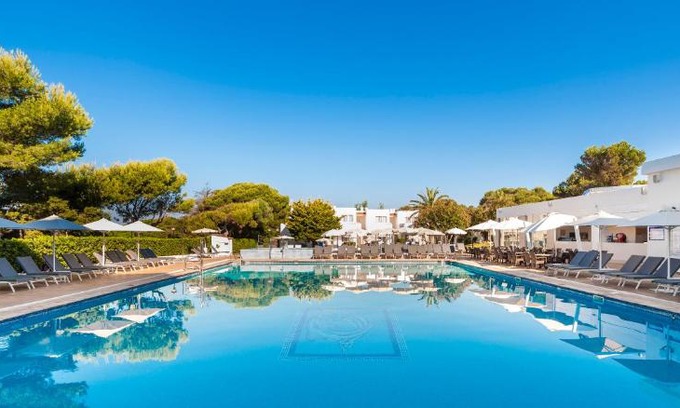 Sant Tomas Hotel | Cozy Oceanfront Retreat at Globales Lord Nelson Hotel