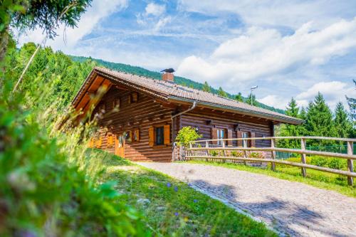 Berg im Drautal House | Glocknerhaus: Pet-Friendly Retreat with Pool and Hot Tub