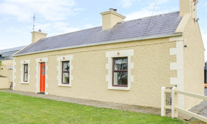 Connacht Cottage | Pet-Friendly Glor Cottage with Garden in Knock, Mayo