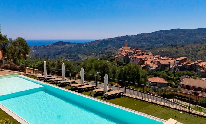 Civezza Apartment | Relax at Gloria del Mare: Pool with Sea Views Await!