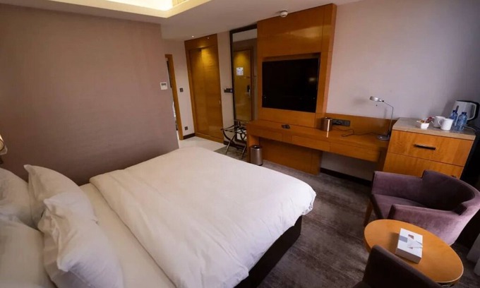 Suwailih Hotel | Gloria Hotel | Deluxe Double or Twin Room | Near Royal Auto Museum