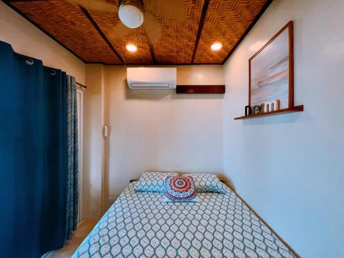 Oslob House | Cozy Gloria's Beach House with Private Ocean View
