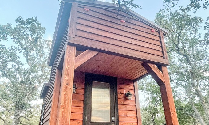 Eastland Cabin | Relaxing Byrd Tiny Home | Lakefront Retreat with Fishing