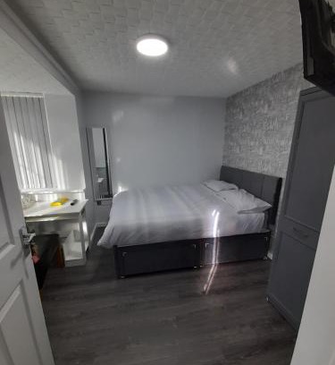 Cofton Hackett House | Cozy BnB Longbridge: Family-Friendly with Kitchen Amenities