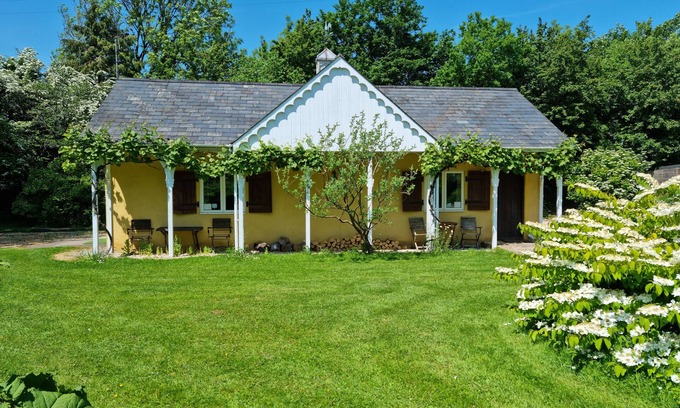 Cowbridge Cottage | Glyndwr Vineyard: Pet-Friendly Retreat with Breakfast Included
