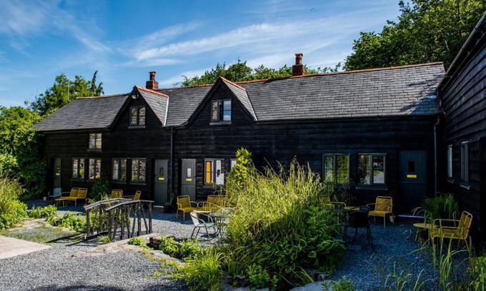 Llanidloes House | Glyngynwydd: Pet-Friendly Retreat with Family Amenities
